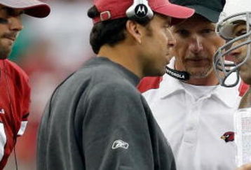 GLENDALE, AZ - JANUARY 18:  (2nd left) Offensive Coordinator Todd Haley of the Arizona Cardinals and (M) head coach Ken Whisenhunt talks with (R) quarterback Kurt Warner #13 as (L) quarterback Matt Leinart #7 stands behind and watches against the Philadelphia Eagles during the NFC championship game on January 18, 2009 at University of Phoenix Stadium in Glendale, Arizona.  (Photo by Jamie Squire/Getty Images)