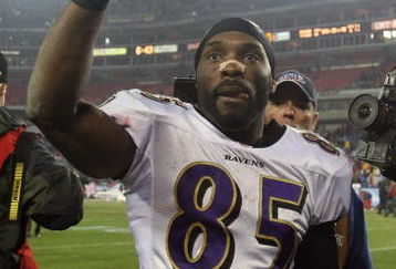 NASHVILLE, TN - JANUARY 10:  Wide receiver Derrick Mason #85 of the Baltimore Ravens walks off the field after defeating the Tennessee Titans 13-10 during the AFC Divisional Playoff Game on January 10, 2009 at LP Field in Nashville, Tennessee.  (Photo by Andy Lyons/Getty Images)