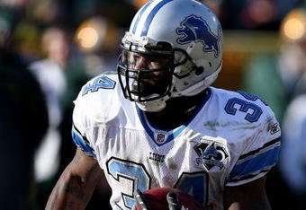 GREEN BAY, WI - DECEMBER 28: Kevin Smith #34 of the Detroit Lions runs for yardage against the Green Bay Packers on December 28, 2008 at Lambeau Field in Green Bay, Wisconsin. The Packers defeated the Lions 31-21. (Photo by Jonathan Daniel/Getty Images)