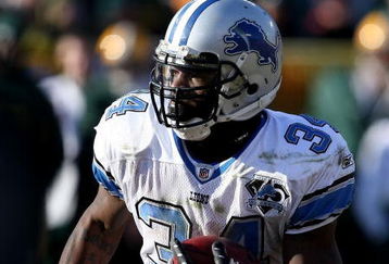 GREEN BAY, WI - DECEMBER 28: Kevin Smith #34 of the Detroit Lions runs for yardage against the Green Bay Packers on December 28, 2008 at Lambeau Field in Green Bay, Wisconsin. The Packers defeated the Lions 31-21. (Photo by Jonathan Daniel/Getty Images)
