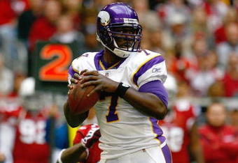 GLENDALE, AZ - DECEMBER 14:  Quarterback Tarvaris Jackson #7 of the Minnesota Vikings looks to make a pass play during their NFL game against the Arizona Cardinals at the University of Phoenix Stadium on December 14, 2008 in Glendale, Arizona. The Vikings defeated the Cardinals 35-14. (Photo by Jeff Gross/Getty Images) 