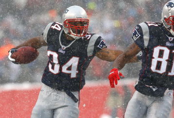 FOXBORO, MA - DECEMBER 21: Randy Moss #81 blocks for teammate Sammy Morris #34 of the New England Patriot against the Arizona Cardinals at Gillette Stadium on December 21, 2008 in Foxboro, Massachusetts. The Patriots won 47-7. (Photo by Jim Rogash/Getty Images)