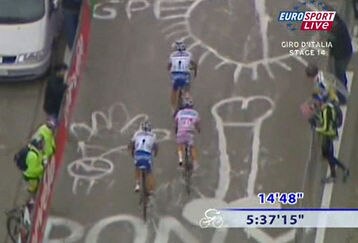 Giro_road_graffiti_feature