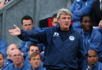 WIGAN, ENGLAND - MAY 02:  Wigan Athletic manager Steve Bruce instructs his team during the Barclays Premier League match between Wigan Athletic and Bolton Wanderers at the JJB stadium on May 2, 2009 in Wigan, England.  (Photo by Clive Brunskill/Getty Images)