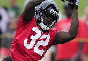 FLOWERY BRANCH, GA - MAY 9: Running back Jerious Norwood #32 of the Atlanta Falcons makes a reception during minicamp at the Falcons Complex on May 9, 2009 in Flowery Branch, Georgia. (Paul Abell/Getty Images)