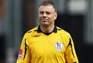 LONDON, ENGLAND- MAY 09: Referee Mark Halsey looks on during the Barclays Premier League match between Fulham and Aston Villa at Craven Cottage on May 9, 2009 in London, England. (Photo by Bryn Lennon/Getty Images)