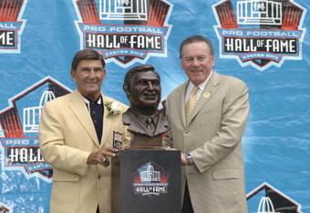 CANTON, OH - AUGUST 3:  Pro Football Hall of Fame inductee Hank Stram (L) poses with his bust and his presenter and fellow Hall of Famer Len Dawson during the 2003 NFL Hall of Fame Induction ceremony on August 3, 2003 in Canton, Ohio.  (Photo by David Maxwell/Getty Images)