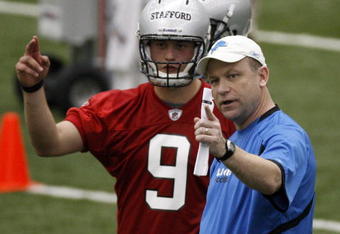 ALLEN PARK, MI - MAY 01:  Offensive coordinator Scott Linehan of the Detroit Lions talks with Matthew Stafford #9 during rookie orientation camp at the Detroit Lions Headquarters and Training Facility on May 1, 2009 in Allen Park, Michigan.  (Photo by Gregory Shamus/Getty Images)