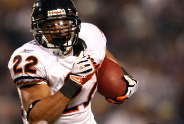 MINNEAPOLIS - NOVEMBER 30:  Matt Forte #22 of the Chicago Bears eludes Darren Sharper #42  of the Minnesota Vikings at the Metrodome on November 30, 2008 in Minneapolis, Minnesota.  (Photo by Jonathan Ferrey/Getty Images)