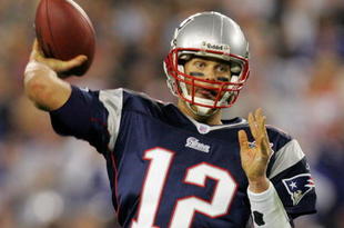 GLENDALE, AZ - FEBRUARY 03:  Tom Brady #12 of of the New England Patriots passes in the fourth quarter of Super Bowl XLII against the New York Giants on February 3, 2008 at the University of Phoenix Stadium in Glendale, Arizona.  (Photo by Streeter Lecka/Getty Images)