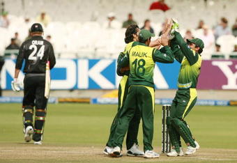 CAPE TOWN, SOUTH AFRICA - SEPTEMBER 22:  Pakistan celebrates the wicket of Jacob Oram during the Twenty20 Cup Semi Final match between New Zealand and Pakistan at Newlands Cricket Ground on September 22, 2007 in Cape Town, South Africa.  (Photo by Gallo Images/Getty Images)