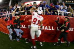 GLENDALE, AZ - FEBRUARY 03:  Wide receiver Amani Toomer #81 of the New York Giants celebrates with the Giants fans after defeating the New England Patriots 17-14 during Super Bowl XLII on February 3, 2008 at the University of Phoenix Stadium in Glendale, Arizona.  (Photo by Harry How/Getty Images)