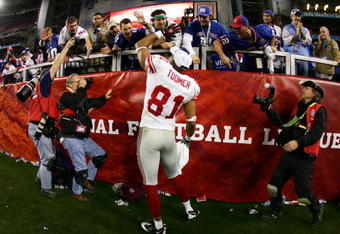 GLENDALE, AZ - FEBRUARY 03:  Wide receiver Amani Toomer #81 of the New York Giants celebrates with the Giants fans after defeating the New England Patriots 17-14 during Super Bowl XLII on February 3, 2008 at the University of Phoenix Stadium in Glendale, Arizona.  (Photo by Harry How/Getty Images)