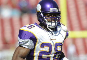 TAMPA, FL - NOVEMBER 16: Running back Adrian Peterson #28 of the Minnesota Vikings warms up for play against the Tampa Bay Buccaneers at Raymond James Stadium on November 16, 2008 in Tampa, Florida.  (Photo by Al Messerschmidt/Getty Images) 