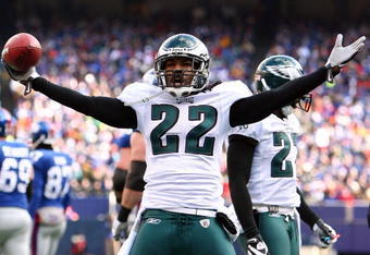 EAST RUTHERFORD, NJ - JANUARY 11:  Asante Samuel #22 of the Philadelphia Eagles celebrates after intercepting a ball against the New York Giants during the NFC Divisional Playoff Game on January 11, 2009 at Giants Stadium in East Rutherford, New Jersey.  (Photo by Al Bello/Getty Images)