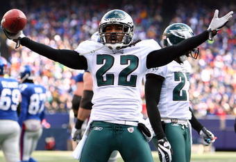 EAST RUTHERFORD, NJ - JANUARY 11:  Asante Samuel #22 of the Philadelphia Eagles celebrates after intercepting a ball against the New York Giants during the NFC Divisional Playoff Game on January 11, 2009 at Giants Stadium in East Rutherford, New Jersey.  (Photo by Al Bello/Getty Images)