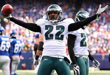 EAST RUTHERFORD, NJ - JANUARY 11:  Asante Samuel #22 of the Philadelphia Eagles celebrates after intercepting a ball against the New York Giants during the NFC Divisional Playoff Game on January 11, 2009 at Giants Stadium in East Rutherford, New Jersey.  (Photo by Al Bello/Getty Images)