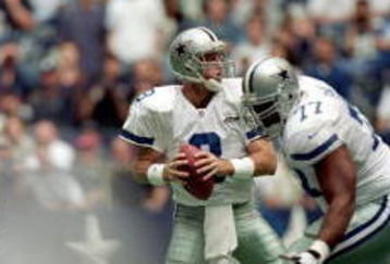 29 Oct 2000: Quarterback Troy Aikman #8 of the Dallas Cowboys looks to pass the ball during the game against the Jacksonville Jaguars at the Texas Stadium in Irving, Texas. The Jaguars defeated the Cowboys 23-17.Mandatory Credit: Ronald Martinez  /Allsport