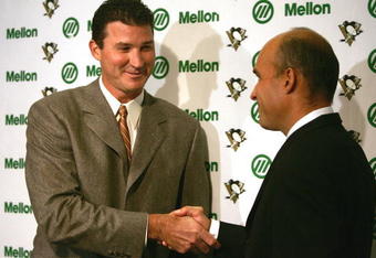 PITTSBURGH - OCTOBER 05:  Jim Balsillie Chairman and Co-CEO of Research In Motion and new owner of the Pittsburgh Penguins shakes hands with Mario Lemieux  in a press conference announcing the purchase after the first period at Mellon Arena on October 5, 2006 in Pittsburgh, Pennsylvania.  (Photo by Harry How/Getty Images) 
