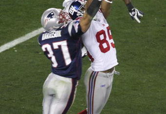 GLENDALE, AZ - FEBRUARY 03:  David Tyree #85 of the New York Giants catches a 32-yard pass from Eli Manning #10 as Rodney Harrison #37 of the New England Patriots attempts to knock it out in the fourth quarter of Super Bowl XLII on February 3, 2008 at the University of Phoenix Stadium in Glendale, Arizona.  (Photo by Jim McIsaac/Getty Images)