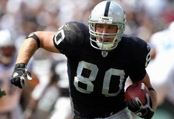OAKLAND, CA - SEPTEMBER 09:  Zach Miller #80 of the Oakland Raiders carries the ball against the Detroit Lions during the NFL game on September 9, 2007 at McAfee Coliseum in Oakland, California. The Lions won 36-21. (Photo by Jed Jacobsohn/Getty Images)