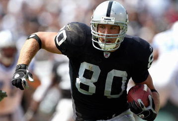 OAKLAND, CA - SEPTEMBER 09:  Zach Miller #80 of the Oakland Raiders carries the ball against the Detroit Lions during the NFL game on September 9, 2007 at McAfee Coliseum in Oakland, California. The Lions won 36-21. (Photo by Jed Jacobsohn/Getty Images)