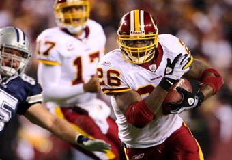 LANDOVER, MD - NOVEMBER 16:  Clinton Portis #26 of the Washington Redskins runs after being handed off the ball by teammate Jason Campbell #17 during the game against the Dallas Cowboys on November 16, 2008 at FedEx Field in Landover, Maryland.  (Photo by Jim McIsaac/Getty Images)