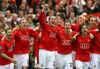 MANCHESTER, ENGLAND - MAY 16:  The Manchester United players celebrate after their team clinched the Premier League title at the end of the Barclays Premier League match between Manchester United and Arsenal at Old Trafford on May 16, 2009 in Manchester, England.  (Photo by Alex Livesey/Getty Images)