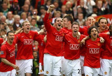 MANCHESTER, ENGLAND - MAY 16:  The Manchester United players celebrate after their team clinched the Premier League title at the end of the Barclays Premier League match between Manchester United and Arsenal at Old Trafford on May 16, 2009 in Manchester, England.  (Photo by Alex Livesey/Getty Images)