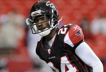 ATLANTA - NOVEMBER 23: Cornerback Domonique Foxworth #24 of the Atlanta Falcons warms up against a pass by the Carolina Panthers at the Georgia Dome on November 23, 2008 in Atlanta, Georgia.  (Photo by Al Messerschmidt/Getty Images) 