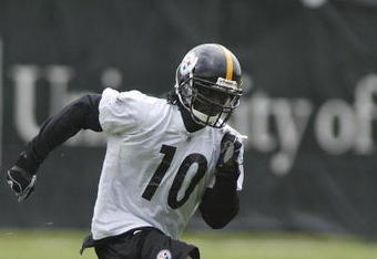 PITTSBURGH, PA - MAY 14:  Santonio Holmes #10, first round draft pick of the Pittsburgh Steelers, practices during Steelers Mini Camp May 14, 2006 at UPMC Training Facility in Pittsburgh, Pennsylvania.  (Photo by Rick Stewart/Getty Images)