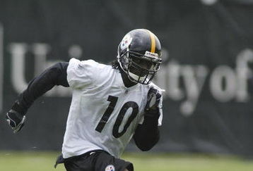 PITTSBURGH, PA - MAY 14:  Santonio Holmes #10, first round draft pick of the Pittsburgh Steelers, practices during Steelers Mini Camp May 14, 2006 at UPMC Training Facility in Pittsburgh, Pennsylvania.  (Photo by Rick Stewart/Getty Images)