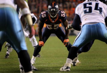DENVER - NOVEMBER 19:  Linebacker D.J. Williams #55 of the Denver Broncos faces off against the Tennessee Titans at Invesco Field at Mile High on November 19, 2007 in Denver, Colorado. The Broncos defeated the Titans 34-20.  (Photo by Doug Pensinger/Getty Images)