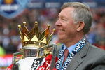 MANCHESTER, ENGLAND - MAY 16:  Sir Alex Ferguson the manager of Manchester United lifts the Barclays Premier League trophy after the Barclays Premier League match between Manchester United and Arsenal at Old Trafford on May 16, 2009 in Manchester, England.  (Photo by Alex Livesey/Getty Images)