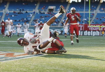 PHILADELPHIA - NOVEMBER 10:  Wide receiver Ernest Wilford #19 of the Virginia Tech Hokies makes a catch in front of cornerback Yazid Jackson #26 of the Temple Owls during the Big East Conference football game on November 10, 2001 at Veterans Stadium in Philadelphia, Pennsylvania. Virginia Tech defeated Temple 35-0 . (Photo by Doug Pensinger/Getty Images)