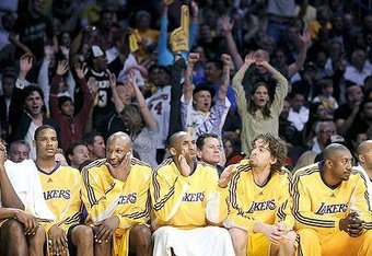 Laker_bench_gm7_crop_340x234