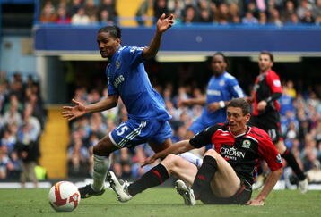 LONDON, ENGLAND - MAY 17:  Florent Malouda of Chelsea attempts to control the ball in front of Keith Andrews of Blackburn during the Barclays Premier League match between Chelsea and Blackburn Rovers at Stamford Bridge on May 17, 2009 in London, England.  (Photo by Bryn Lennon/Getty Images)