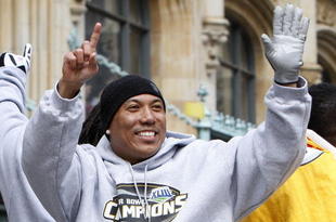 PITTSBURGH - FEBRUARY 03:  Hines Ward #86 of the Pittsburgh Steelers holds up six fingers to represent the six Super Bowl titles the Steelers have during a parade to celebrate winning Super Bowl XLIII on February 3, 2009 in Pittsburgh, Pennsylvania.  (Photo by Gregory Shamus/Getty Images)