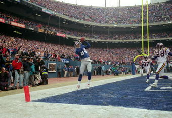 14 Jan 2001:  Joe Jurevicius #84 of the New York Giants makes a touchdown as Tyrone Carter #37 and Robert Tate #28 of the Minnesota Vikings run behind him during the NFC Championship Game at the Giants Stadium in East Rutherford, New Jersey. The Giants defeated the Vikings 41-0.Mandatory Credit: Ezra O. Shaw  /Allsport