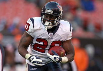 CLEVELAND - NOVEMBER 23:  Steve Slaton #20 of the Houston Texans runs with the ball during the NFL game against the Cleveland Browns at Cleveland Browns Stadium on November 23, 2008 in Cleveland, Ohio.  (Photo by Andy Lyons/Getty Images)