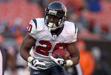 CLEVELAND - NOVEMBER 23:  Steve Slaton #20 of the Houston Texans runs with the ball during the NFL game against the Cleveland Browns at Cleveland Browns Stadium on November 23, 2008 in Cleveland, Ohio.  (Photo by Andy Lyons/Getty Images)