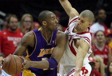 HOUSTON - MAY 14:  Guard Kobe Bryant #24 of the Los Angeles Lakers dribbles the ball past Shane Battier #31 of the Houston Rockets in Game Six of the Western Conference Semifinals during the 2009 NBA Playoffs at Toyota Center on May 14, 2009 in Houston, Texas. NOTE TO USER: User expressly acknowledges and agrees that, by downloading and or using this photograph, User is consenting to the terms and conditions of the Getty Images License Agreement.  (Photo by Ronald Martinez/Getty Images)
