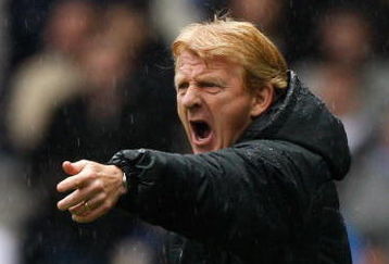GLASGOW, SCOTLAND - MAY 09:  Gordon Strachan coach of Celtic shouts instructions to his players, during the Scottish Premier League match between Rangers and Celtic at Ibrox stadium on May 9, 2009 in Glasgow, Scotland.  (Photo by Jeff J Mitchell/Getty Images)