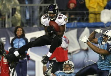 NASHVILLE, TN - JANUARY 10:  Wide receiver Mark Clayton #89 of the Baltimore Ravens catches a 37-yard pass between Cortland Finnegan #31 and Chris Hope #24 of the Tennessee Titans in the third quarter during the AFC Divisional Playoff Game on January 10, 2009 at LP Field in Nashville, Tennessee.  (Photo by Jonathan Daniel/Getty Images)
