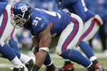 EAST RUTHERFORD, NJ - DECEMBER 7:  Justin Tuck #91 of the New York Giants gets ready on the line of scrimmage against the Philadelphia Eagles at Giants Stadium on December 7, 2008 in East Rutherford, New Jersey. (Photo by Nick Laham/Getty Images)