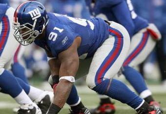 EAST RUTHERFORD, NJ - DECEMBER 7:  Justin Tuck #91 of the New York Giants gets ready on the line of scrimmage against the Philadelphia Eagles at Giants Stadium on December 7, 2008 in East Rutherford, New Jersey. (Photo by Nick Laham/Getty Images)