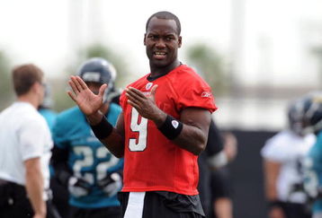 JACKSONVILLE, FL - MAY 1:  Quarterback David Garrard #9 of the Jacksonville Jaguars directs play during a team mini-camp on May 1, 2009 on the practice fields at Jacksonville Municipal Stadium in Jacksonville, Florida.  (Photo by Al Messerschmidt/Getty Images)