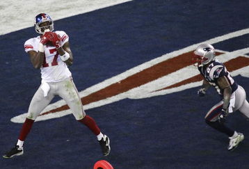GLENDALE, AZ - FEBRUARY 03:  Wide receiver Plaxico Burress #17 of the New York Giants catches a 13-yard touchdown pass in the fourth quarter over Ellis Hobbs #27 of the New England Patriots during Super Bowl XLII on February 3, 2008 at the University of Phoenix Stadium in Glendale, Arizona.  The Giants defeated the Patriots 17-14.  (Photo by Jim McIsaac/Getty Images)