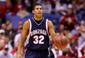 INDIANAPOLIS - DECEMBER 06:  Steven Gray #32 of the Gonzaga Bulldogs brings the ball up court against the Indiana Hoosiers during the Hartford Hall of Fame Showcase on December 6, 2008 in Indianapolis, Indiana. Gonzaga won 70-54. (Photo by Andy Lyons/Getty Images)