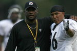 LATROBE, PA - AUGUST 08:  Mike Tomlin, head coach of the Pittsburgh Steelers, talks with Hines Ward #86 during training camp at St. Vincent College on August 8, 2007 in Latrobe, Pennsylvania.  (Photo by Gregory Shamus/Getty Images)